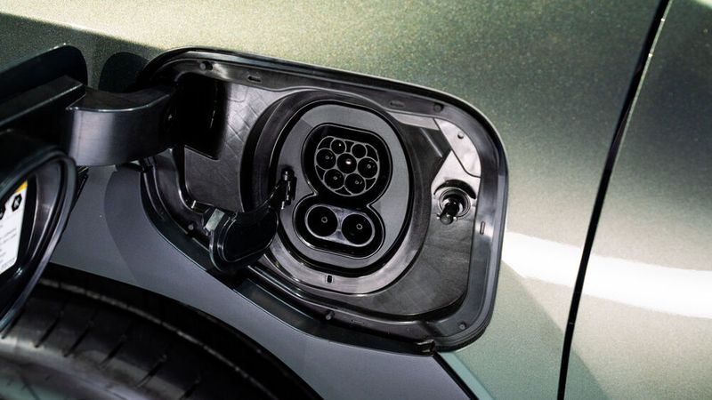 Bei der Ladeleistung bleibt Suzuki seiner markentypischen Bodenständigkeit treu. 30 Minuten dauert unter optimalen Bedingungen die Schnellladung von 10 auf 70 Prozent mit maximal 150 kW. Immerhin ist dreiphasiges Laden verfügbar, allerdings mit höchsten 11 kW. (Bild: Suzuki/marcuswerner.com)