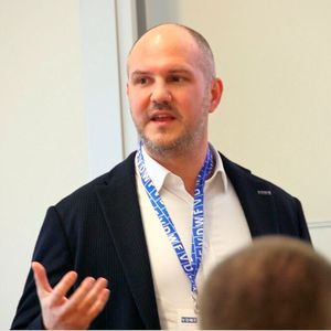 Torsten Kersting, Leiter Werkzeugbau bei der Craemer GmbH (der auch die Leitung des neuen Arbeitskreises Werkzeugbauleiter-Treff übernimmt), gab einen Überblick über die aktuell schwierige Lage der Branche und skizzierte Lösungen und Wege aus der Krise.(Bild:  Maschinenmarkt/rw)