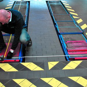 1) Zuerst wird überprüft, ob der Aufstellplatz für Fahrzeug und SEP die geforderten Flächenmaße erfüllt. Dazu verwendet der Prüfer ein Bandmaß.