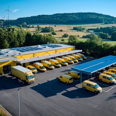 Die DHL setzt auf ein selbst entwickeltes Lade- und Lastmanagement-System an ihren deutschen Post- und Paket-Betriebsstätten. (Bild: DHL Group )