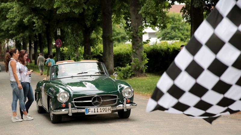 Fast geschafft: kurz vor dem Ziel an der Orangerie wird der Mercedes 190 SL vom Cosynus-Classic-Team in Empfang genommen. (Dietrich vom Berge)