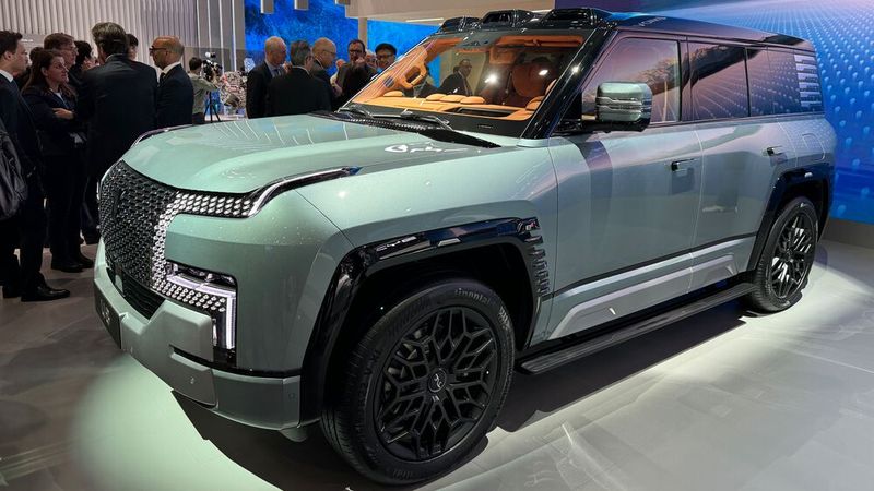 Der Yangwang U8 kann sich auf der Stelle drehen. (Bild: Benjamin Bessinger)