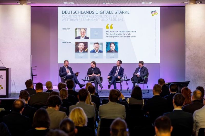 Im Panel, moderiert von Günter Eggers, Vorstandsmitglied der GDA, treffen Severin Fischer (SPD), Lars Rohwer (CDU) und Sonja Lemke (Die Linke) aufeinander. (Bild: GDA)