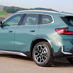 BMW spricht bei der Formgebung von einem „monolithischem Design“.(Bild:  Autoren-Union Mobilität / Frank Wald)