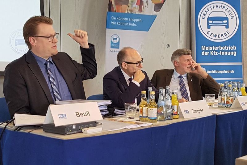 Führungsspitze des Kfz-Gewerbes Baden-Württemberg: (v.li.) Hauptgeschäftsführer Carsten Beuß, Präsident Michael Ziegler und Vizepräsident Rainer Biedermann.  (Kraus/Kfz-Gewerbe Baden-Württemberg)
