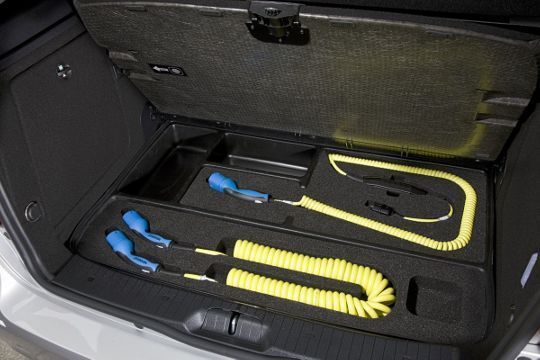 Die Stecker dafür finden, fein säuberlich geordnet, unter einer Abdeckung im Kofferaum Platz. (Archiv: Vogel Business Media)