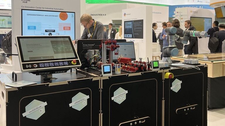 Am Messestand zeigte das Smart Systems Hub den digitalen Produktpass, der gemeinsam mit GETT Germany entwickelt wurde.(Bild:  Smart Systems Hub)