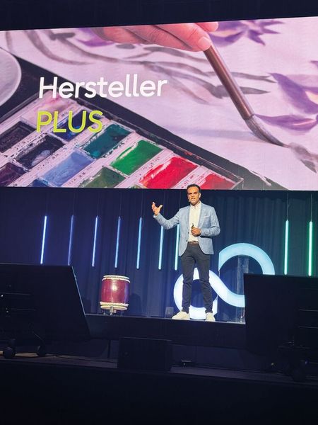 Santosh Wadwa, Fujitsu, eröffnet den Partnertag in Mainz. (Bild: Vogel IT-Medien GmbH)