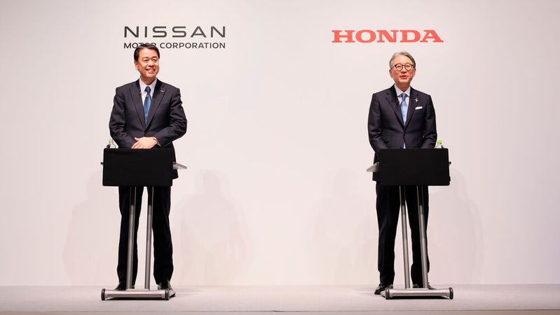 Nissan-CEO Makoto Uchida (l.) und Honda-Präsident Toshihiro Mibe traten am Freitag (15. März) gemeinsam vor die Presse.(Bild:  Nissan)