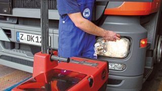 Die Zahl der beim Licht-Test beanstandeten Nutzfahrzeuge hat in diesem Jahr spürbar abgenommen. (Bild: ProMotor)