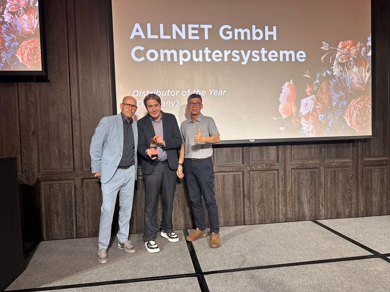Auf dem Baroque Event von CyberPower verlieh Christian Pirch seinem Distributor Wolfgang Bauer den Award in der Kategorie „Distributor of the year“. (Bild: Vogel IT-Medien)