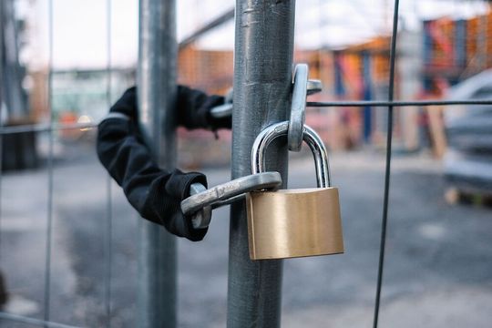 Betriebsschließungen: ein Szenario, das für viele Unternehmen gefährlich werden kann. Betriebsschließungen: ein Szenario, das für viele Unternehmen gefährlich werden kann.