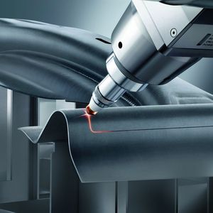 Laserschneiden einer Automobil-B-Säule mit der neuen TruLaser Cell 8030.