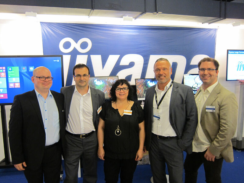 Das iiyama Team (v. l.): Oliver Seeger, Erkan Sekerci, Susanne Nas mit Thomas Lantermann und Kosta Skerletopoulus, api  (Bild: IT-BUSINESS)