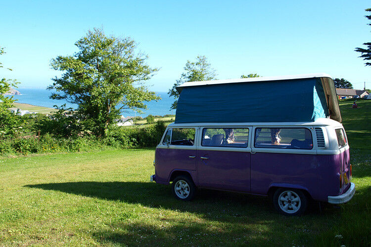 Zu Fuß zum Strand: In Cornwall bieten viele Bauernhöfe Farm-Camping an, dann steht man mit schöner Aussicht abseits der großen Plätze. (Foto: SP-X/Hanne Lübbehüsen)
