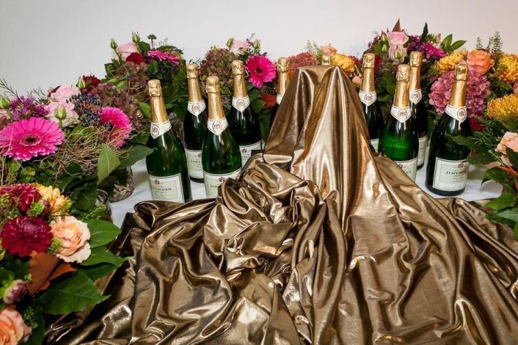 Blumen und Sekt warten auf die Sieger. (Foto: Bausewein)