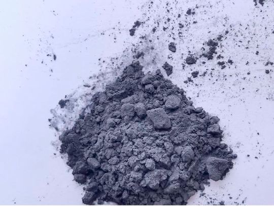 Nanostrukturiertes Nickelsilizid ist jetzt die große Hoffnung auf mehr Ausbeute bei der Gewinnung von grünem Wasserstoff. Denn das Mineral hat sich als schlagkräftige Substanz für entsprechende Katalysatoren herauskristalliesiert, wie das Helmholtz-Zentrum in Berlin sagt. Nanostrukturiertes Nickelsilizid ist jetzt die große Hoffnung auf mehr Ausbeute bei der Gewinnung von grünem Wasserstoff. Denn das Mineral hat sich als schlagkräftige Substanz für entsprechende Katalysatoren herauskristalliesiert, wie das Helmholtz-Zentrum in Berlin sagt.