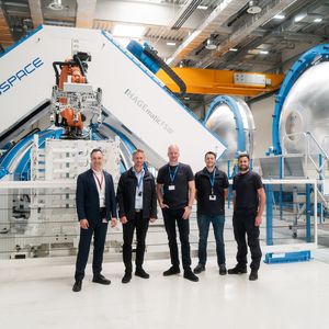 V.l.n.r.: Benedikt Gundling (Produktmanager Digitale Produkte, Grob), Tobias Hannen (Ingenieur für Digitalisierung Industrieller Prozesse / Projekt Manager Space International, MTA), Alexander Müller (Produktionsleiter Grosstank Fertigung, MTA), Patrick Thurner (Sales & Operations Planer, MTA), Marco Diemer (Maschinenbediener, MTA).(Bild:  GROB-WERKE GmbH & Co. KG)