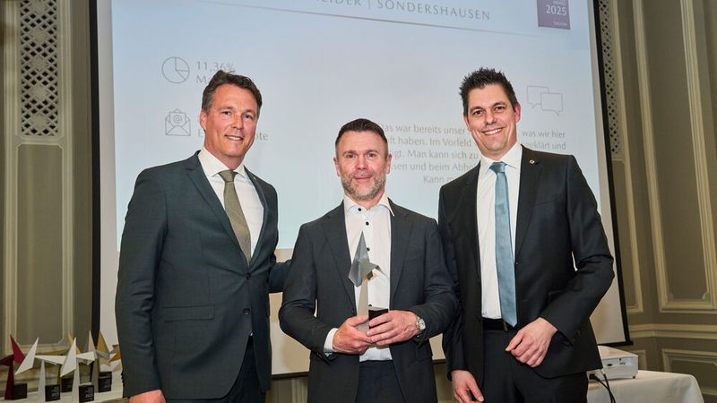 Platz zwei in der Kategorie Sales ging in diesem Jahr an das Autohaus Dirk Schneider. Dirk Schneider (Mitte) nahm den Award von Mazda-Deutschland-Geschäftsführer Bernhard Kaplan (li.) und Vertriebsdirektor Felix Gebhart entgegen.  (Bild: Silke Steinraths Photography)