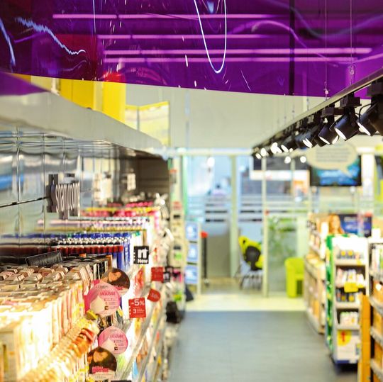 Lichtparameter: Die individuelle Ausleuchtung ist wesentlicher Bestandteil eines Designkonzepts im Retailbereich. Wichtig ist, dass die Lichtparameter genau definiert sind und die Werte eingehalten werden. Lichtparameter: Die individuelle Ausleuchtung ist wesentlicher Bestandteil eines Designkonzepts im Retailbereich. Wichtig ist, dass die Lichtparameter genau definiert sind und die Werte eingehalten werden.