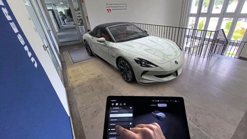 Mit Heroshow von NXRT kann man sich mal einen Sportwagen ins Treppenhaus holen. Das System funktioniert ortsungebunden und ist damit ideal für Events.(Bild:  NXRT)