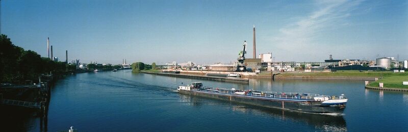 Frachtverkehr am Main macht den Industriepark für Unternehmen attraktiv. (Bild: Infraserv Höchst)
