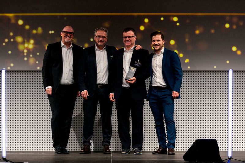 DeviceMed-Chefredakteur (l.) mit Vertretern von Ernst Knoll Feinmechanik, dem BOI-Award- Gewinner in der Kategorie Medizintechnik. (Bild: Vogel Communications Group / Human)