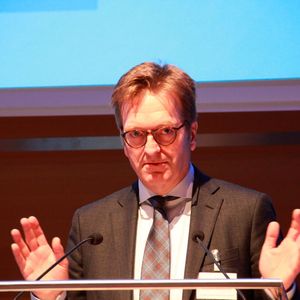 Den besten Vortrag des zweiten Konferenztages hielt Dr. Nicolas Maier-Scheubeck von der Maschinenfabrik Rheinhausen GmbH. Sehr authentisch beschrieb er, …(Bild:  Moßner)