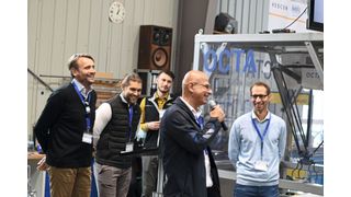 Abraham Aslanidis (mit Mikrofon), Vertriebsleiter bei MFI Innovations, und die weiteren Referenten des Events bei MFI in Benningen, sind sichtlich guter Dinge ob des positiven Geschäftsverlaufs. (Maienschein)