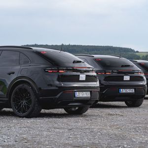 Noch sind die zur Testfahrt bereitgestellten Prototypen in Tarnfolie gehüllt. Doch über die Außenoptik verraten die Fahrzeuge bereits einiges.(Bild:  Porsche)