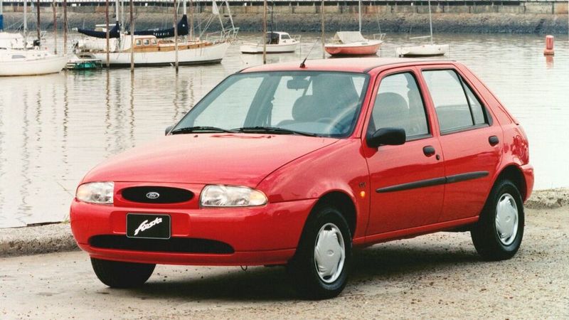 Auch Ford Argentinien setzte 1998 auf den Fiesta (Generation 4) als Volksauto. In Indien wurde gemeinsam mit Mahindra & Mahindra Limited in einem Joint Venture der Ford Ikon entwickelt und von Anfang 2000 bis Frühjahr 2011 für einige asiatische Länder hergestellt. Es handelt sich dabei um eine Stufenhecklimousine auf Basis des Fiesta ’99, die auch in Brasilien, Südafrika, Argentinien, Mexiko und China angeboten wurde. (Bild: Ford AG)