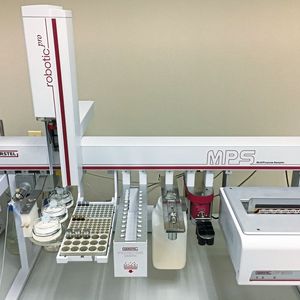 Abb. 3: Abbildung des von Foster et al. für die Bestimmung von Vitamin A, E und K1 in Säuglingsnahrung verwendeten Multi-Purpose-Samplers (MPS) u. a. ausgestattet mit Mixer (Gerstel-quick-Mix) und Zentrifuge (Gerstel-CF 200). (Bild:  Gerstel)