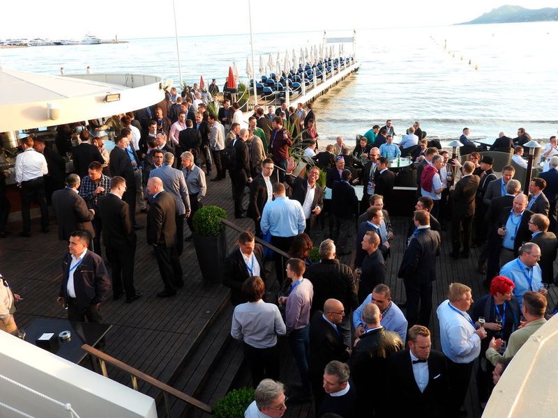Der Strand bei Cannes war die perfekte Kulisse für Networking und Entspannung. (Bild: Sophos)