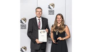 Michael Lindau, Head of Key Account Management und Nina Grevelhörster, Marketingmanagerin bei Coroplast, freuen sich über den German Innovation Award. (Coroplast Fritz Müller)