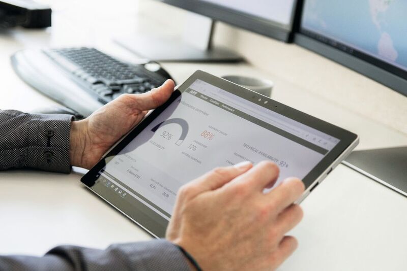 Bild zum Kastentext: Die Produktionsdaten können auf dem Smartphone, Notebook oder Tablet des Kunden oder Bedieners angezeigt werden.  (AP&T)