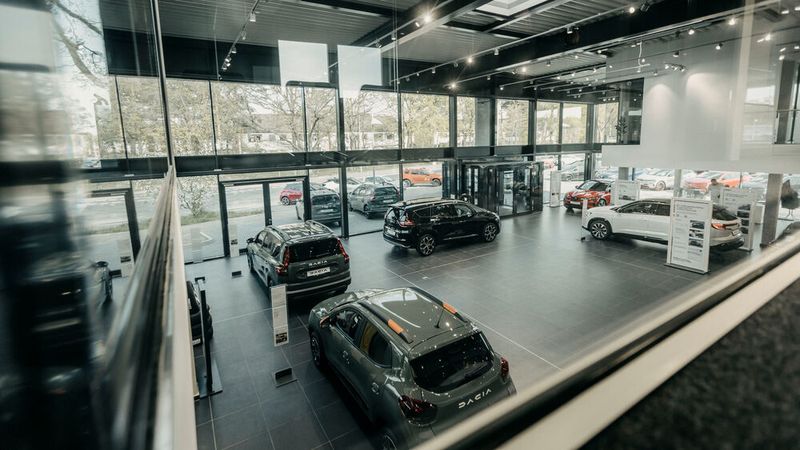 Der zweigeschossige Neubau ist lichtdurchflutet. (Bild: WWW.BURAKCAYCI.DE)