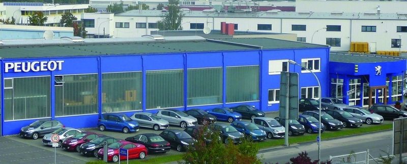 Die Modelle der Marke Peugeot werden im Bluebox-Autohaus präsentiert. (Archiv: Vogel Business Media)