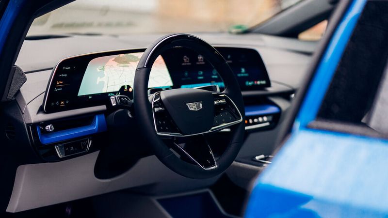 Im Cockpit dominiert ein langgezogenes (33 Zoll), trapezförmiges und leicht gekrümmtes Display, das sich bis über die Mitte der Armaturentafel spannt. (Bild: Cadillac)