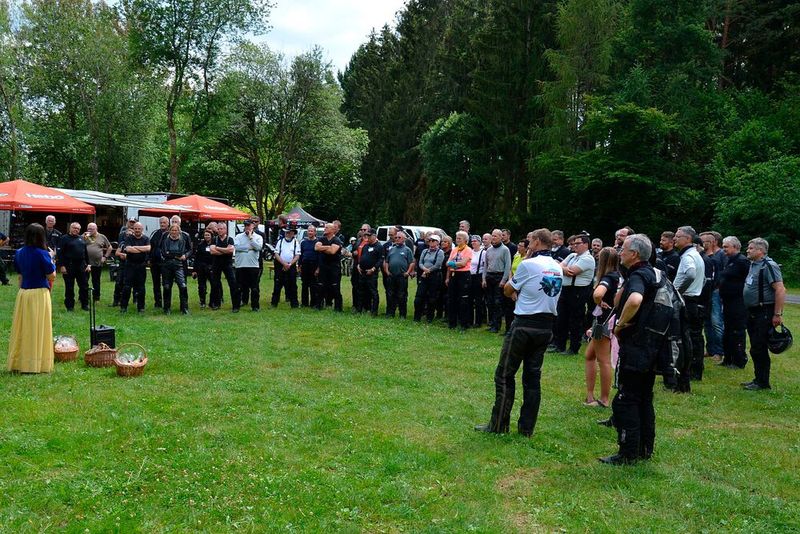 Für die Weiterreise schenkte das Schneewittchen jeder Bikerin und jedem Biker einen Apfel – natürlich garantiert giftfrei. (Bild: Dotzler, Dominsky, Lacher, Maderner, Michel, Rosenow, Schweitzer/»kfz-betrieb“)