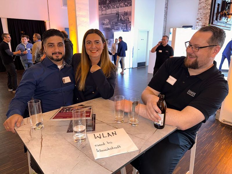 Stefan Teichmann (r., Littlebit) denkt sich: Mit den zwei Chaoten Aline Gauthier (Samsung) und Sherwin Rahmani-Tehrani (MAXCOM) möchte ich mein Wlan-Passwort lieber nicht teilen. (Bild: Vogel IT-Medien)