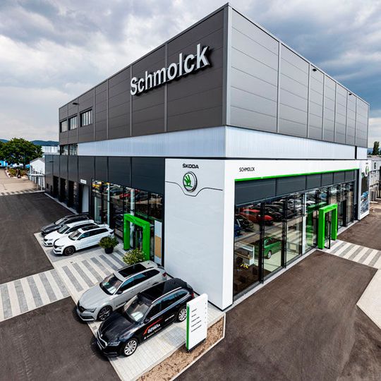 Der Mercedes- und Skoda-Händler Schmolck hat in Emmendingen einen Neubau mit einigen Besonderheiten für die tschechische Marke eröffnet.(Bild:  Schmolck)