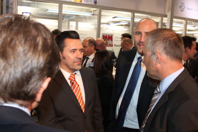 Am Dienstagabend wurde bei der Vogel Business Media am Messe-Stand in Halle 9 traditionell auf eine erfolgreiche Hannover Messe 2014 angestoßen. Gute Gespräche und Live-Musik von der Band „Famos“ sorgten bei den zahlreichen Standpartygästen für eine ausgelassene Stimmung. (Siegl/Vogel Business Media)