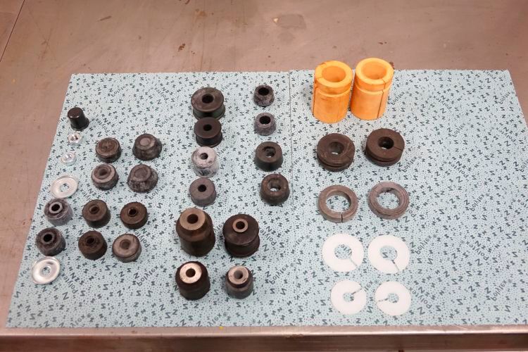 Typische Verschleißteile eines Stoßdämpfer sind Komponenten aus Gummi wie z. B. die Buchsen der Aufnahmenaugen oder Anschlag- und Begrenzungsgummis. Sie bekommt man bei Koni auch nach Jahren noch einzeln als Ersatz. (Bild: Dominsky/»kfz-betrieb«)