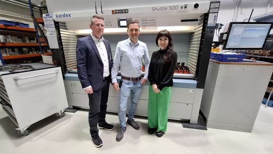 Peter Schrumpf (links) und Coscom-Marketingmanagerin Fumi Machida nehmen Matthias Heydorn gerne in die Mitte. Rechts zu sehen: der Tooldirector VM. Die Software-Lösung bindet auch das Lagersystem Kardex Shuttle 500 mit ein.(Bild:  Coscom Computer GmbH)