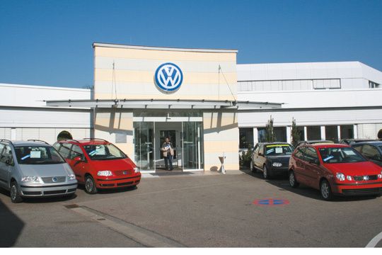 Ein kompakter und einladender Bau: das Volkswagen-Zentrum in Freiburg. (Archiv: Vogel Business Media)