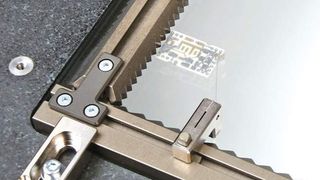 Die Zahnschienen sind mit dem bisherigen Schienensystem mit 10-mm-Zahnteilung kompatibel. Die T-Nut ermöglicht die Montage der Schienen an alle Spannelemente des Herstellers. (Archiv: Vogel Business Media)