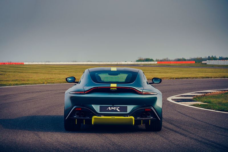 Mit dem adaptiven Skyhook-Fahrwerk kann der sportlich ambitionierte Fahrer zwischen den Einstellungen Sport, Sport+ und Track wählen. (Aston Martin)