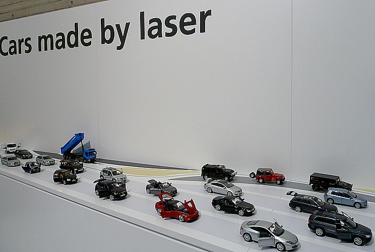 Symbolisch für die Laseranwendungen ist hier der Automobilbau in Modellen dargestellt... (Kuhn)