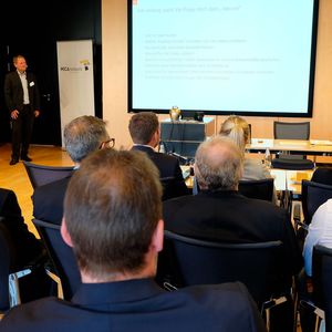 Smarte SAP-Lösungen zur Integration von Maschinen und globalem Asset Tracking, stellten Eric Rotzoll, Mario Lüdkebohle und Dries Guth von itelligence vor. (Bild:  Schreier)