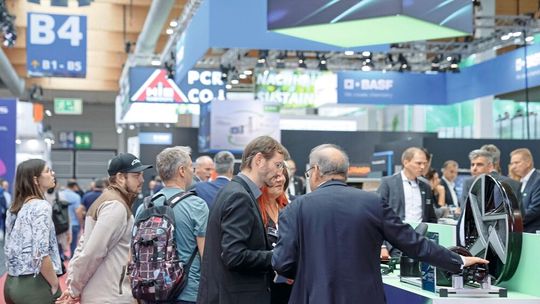 Die Fakuma bildet die gesamte Wertschöpfungskette der Kunststoffverarbeitung ab – von der Spritzgiess-, Umform- und Extrusionstechnik über 3D-Drucktechnik, Masterbatches, Werk- und Rohstoffen bis hin zu Werkzeugen, Prozesstechnik und Recycling.(Bild:  P. E. Schall GmbH & Co. KG)